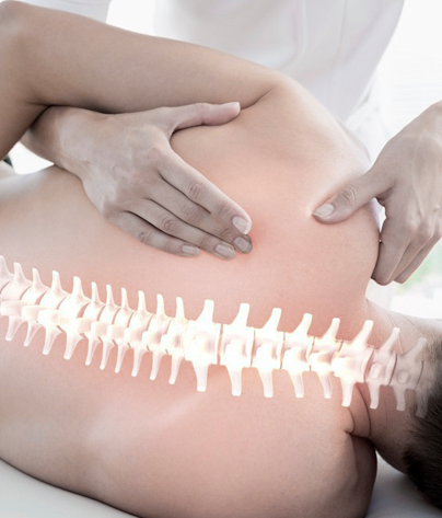 Hombre de espaldas en una camilla